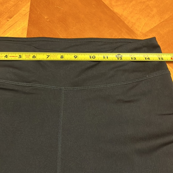 Women’s JustFab Active capri legging black medium exposed hem - Picture 7 of 8